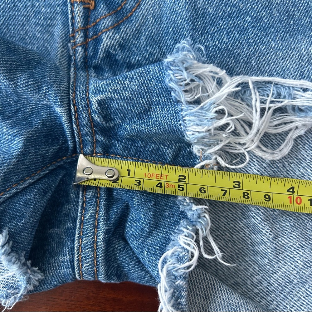 Levi’s 501 cutoff destructed denim 2.5”‎ raw hem high rise shorts - Picture 8 of 10
